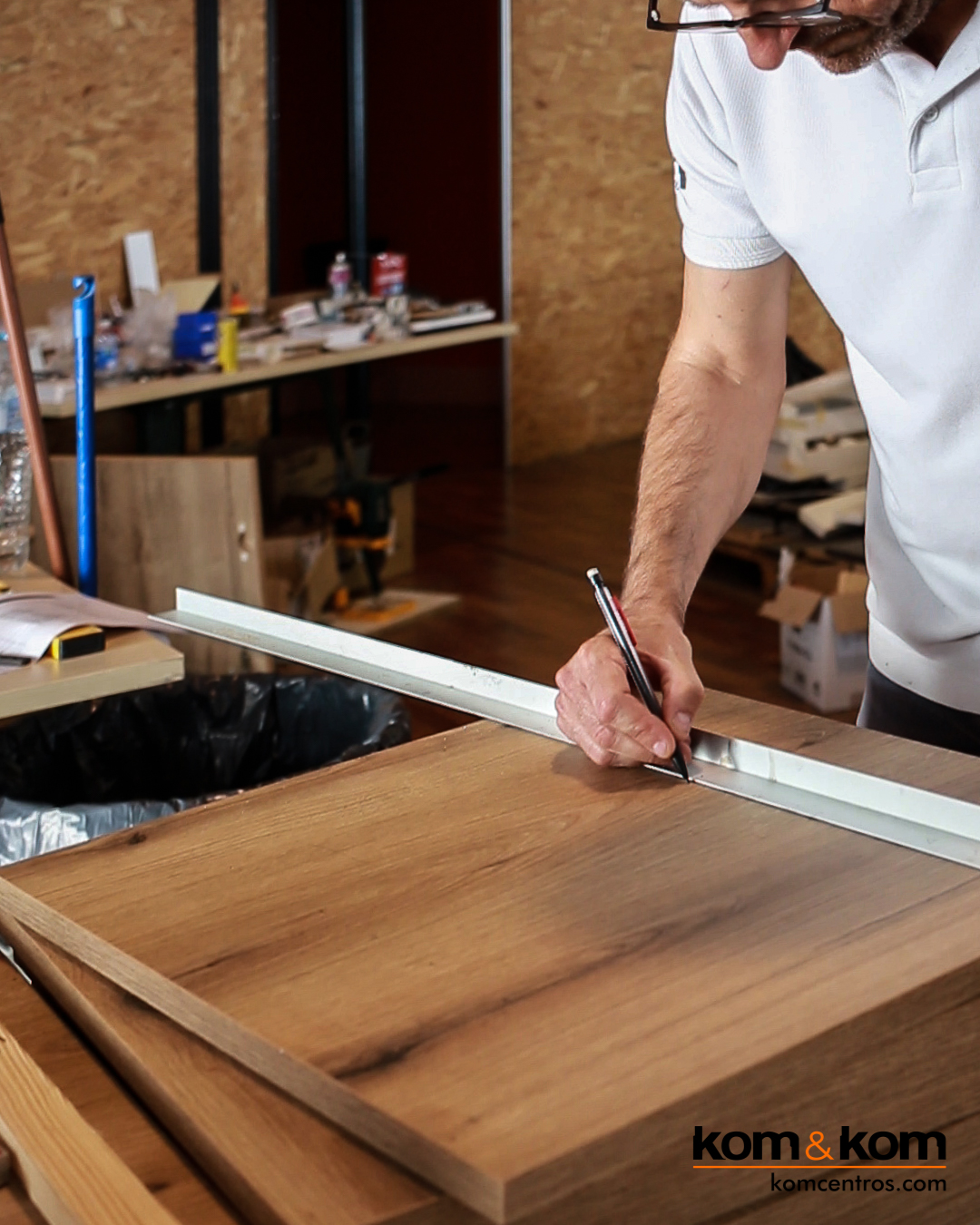 Carpintero trabajando la madera en el taller de Kom&Kom